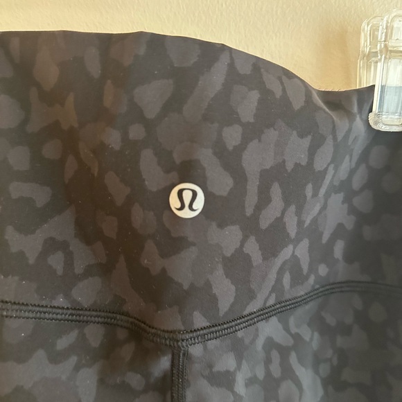 Lululemon Athletica Women’s Black Patterned Leggings - Picture 4 of 5